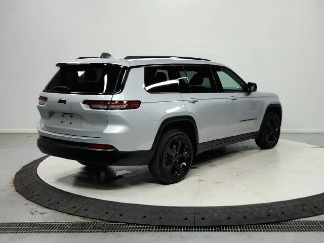 Used 2023 Silver Jeep Altitude image 8
