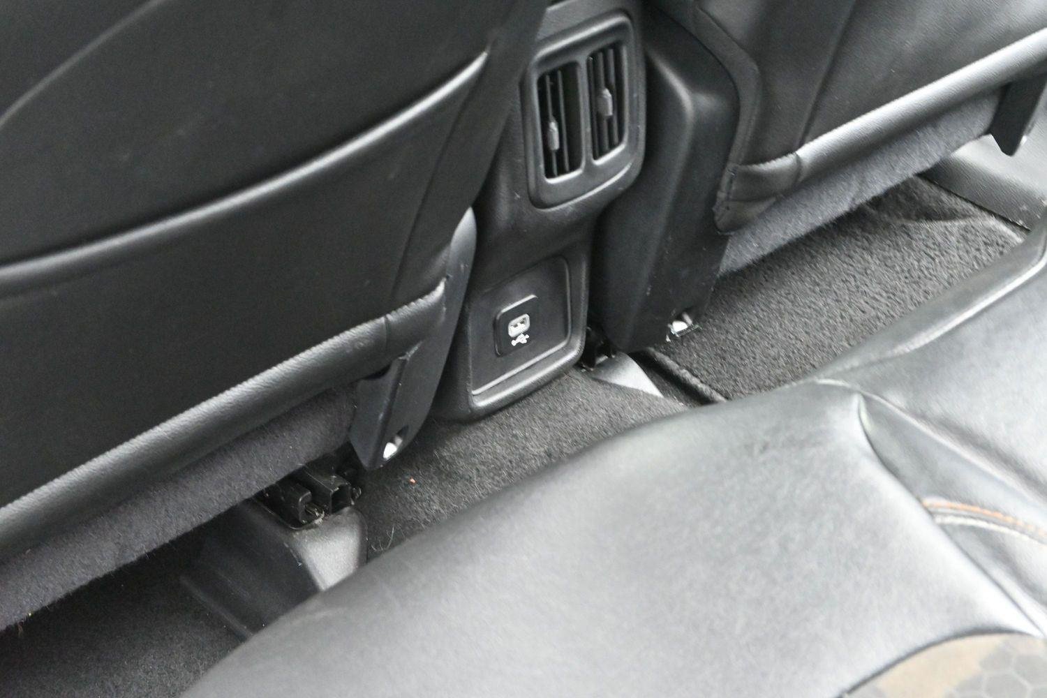 Used 2018 Diamond Black Crystal Pearlcoat Jeep Latitude image 25