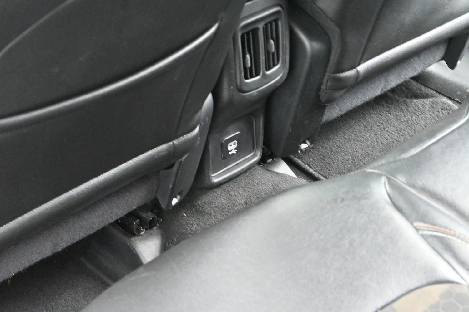 Used 2018 Diamond Black Crystal Pearlcoat Jeep Latitude image 25