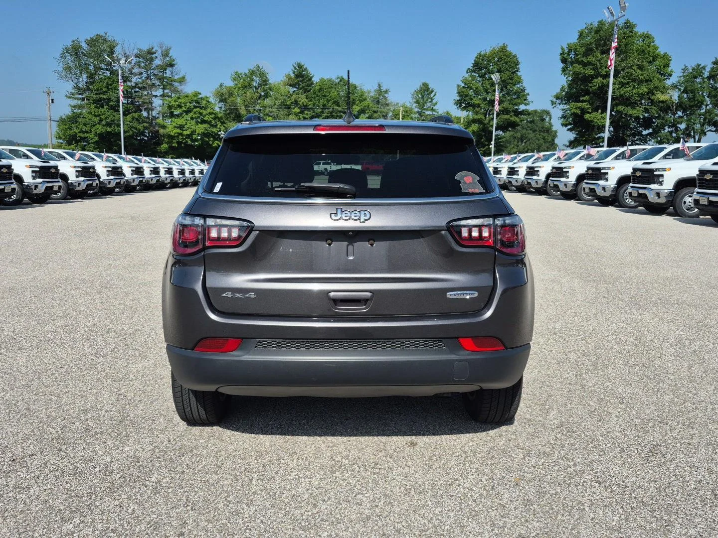 Used 2022 Granite Crystal Metallic Clearcoat Jeep Latitude image 6