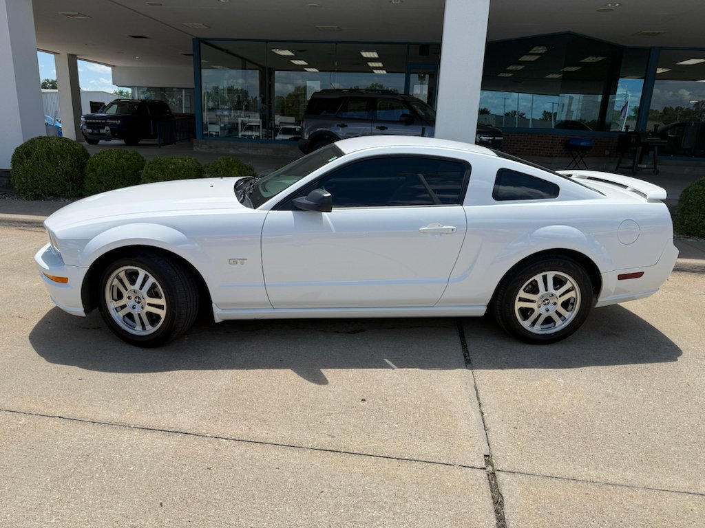 Used 2006 Performance White Clearcoat Ford GT Premium image 14