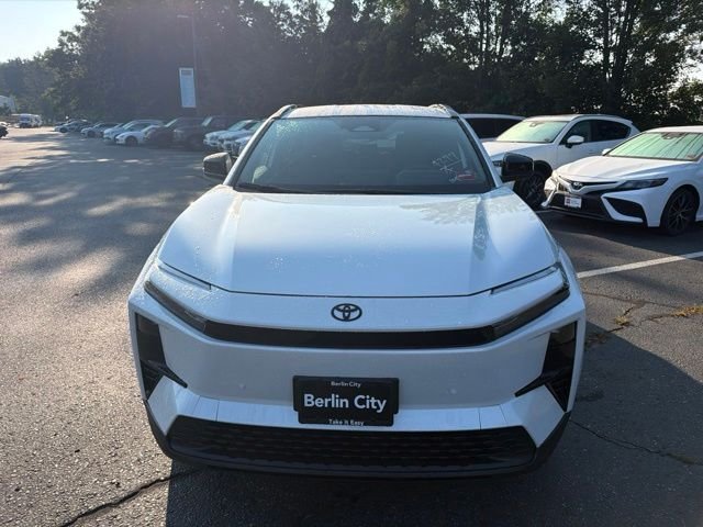 New 2026 Wind Chill Pearl <sup>1</sup> Toyota  SE image 2