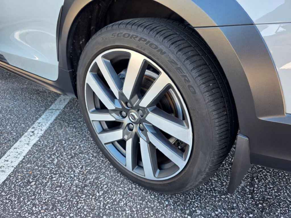 Used 2025 Gray Volvo Plus, B6 AWD Gas (mild hybrid) image 31