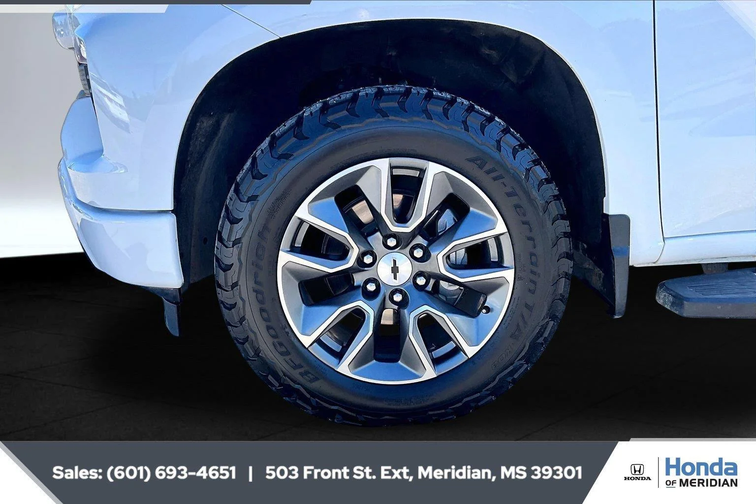 Used 2025 Summit White Chevrolet RST image 7