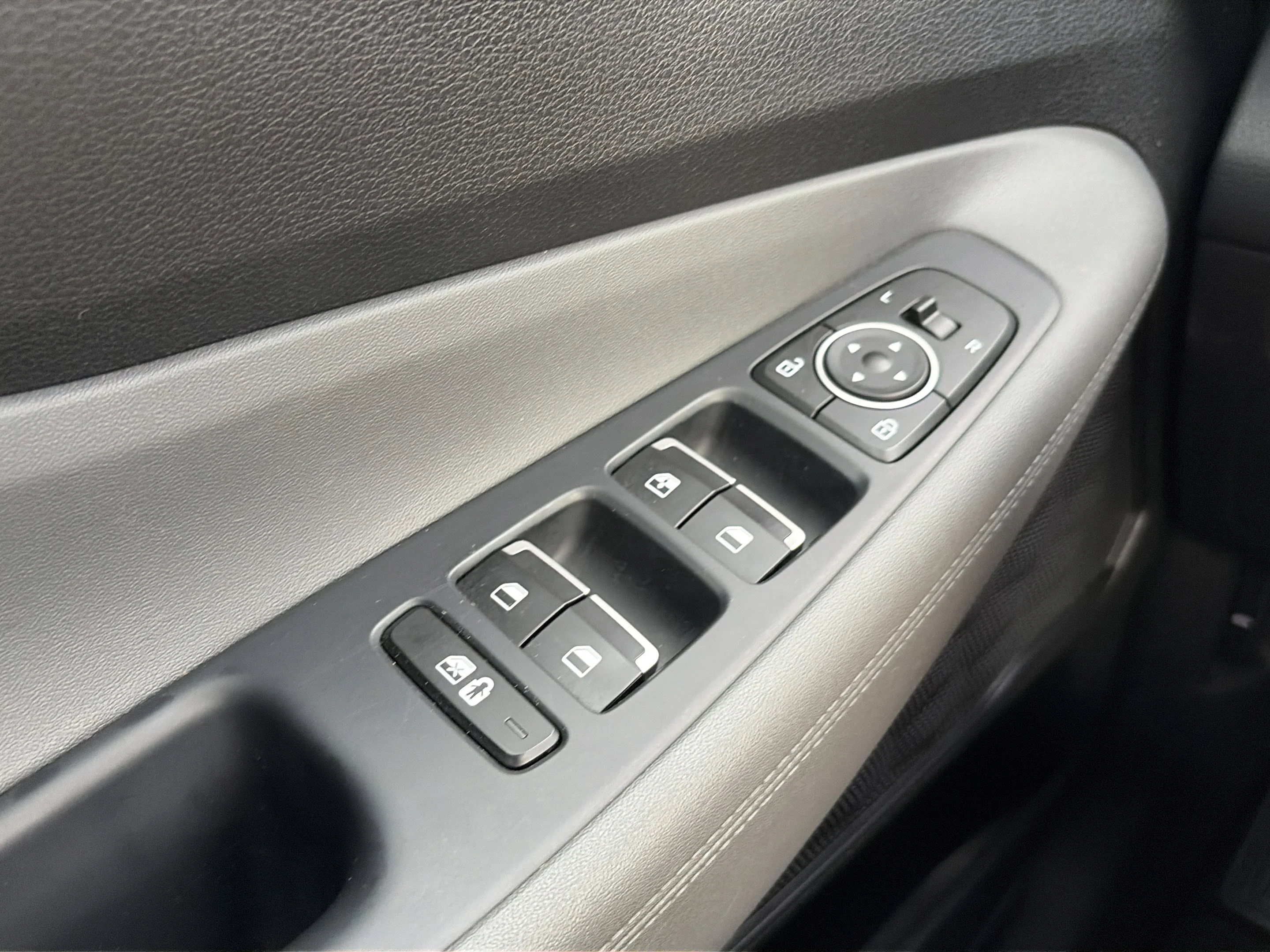 Used 2023 Shimmering Silver Hyundai SE image 20