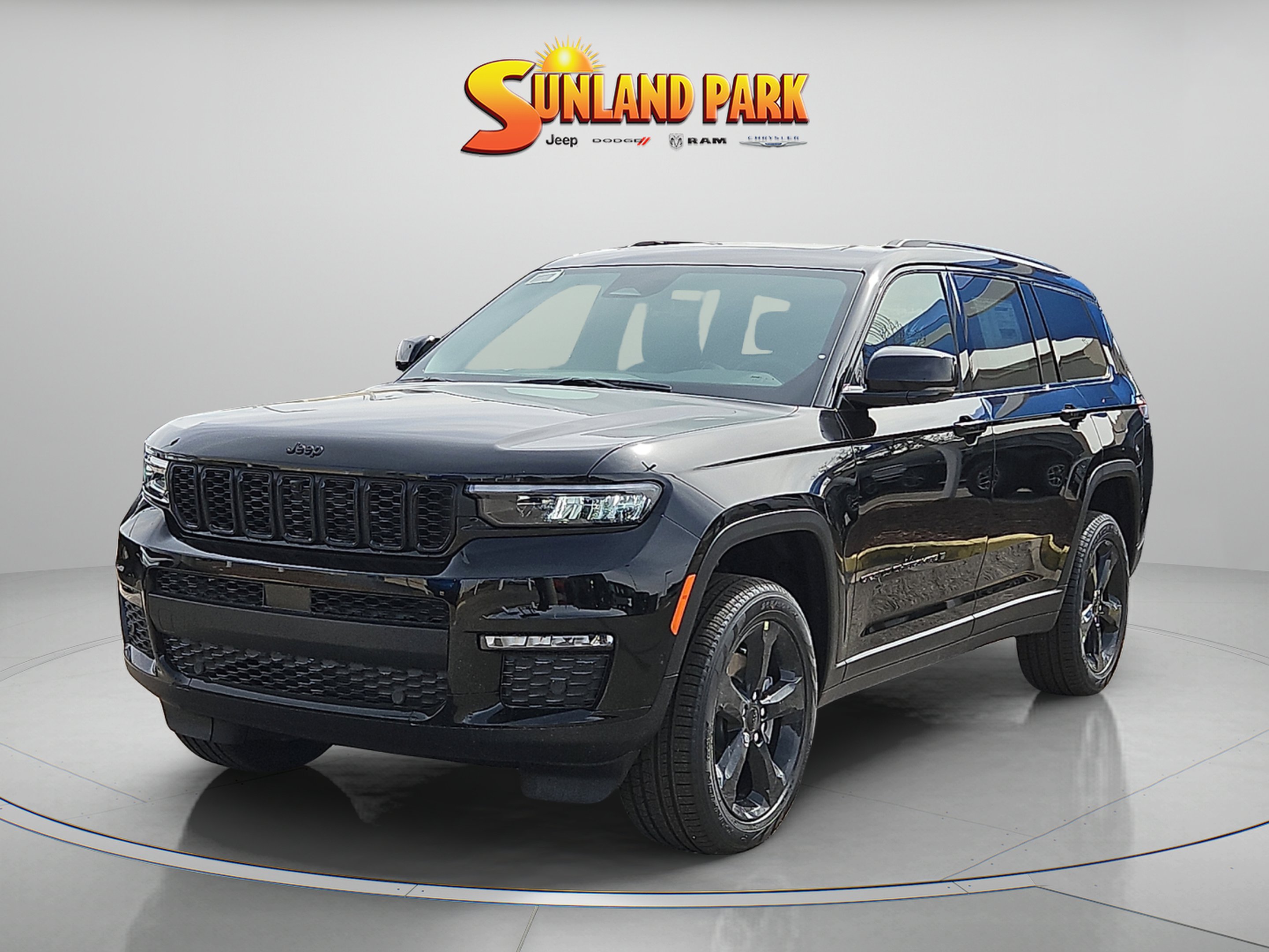 New 2025 Diamond Black Crystal Pearl-Coat Exterior Paint Jeep Limited image 2