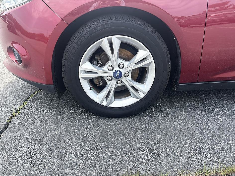 Used 2013 Ruby Red Metallic Tinted Clearcoat Ford SE image 9