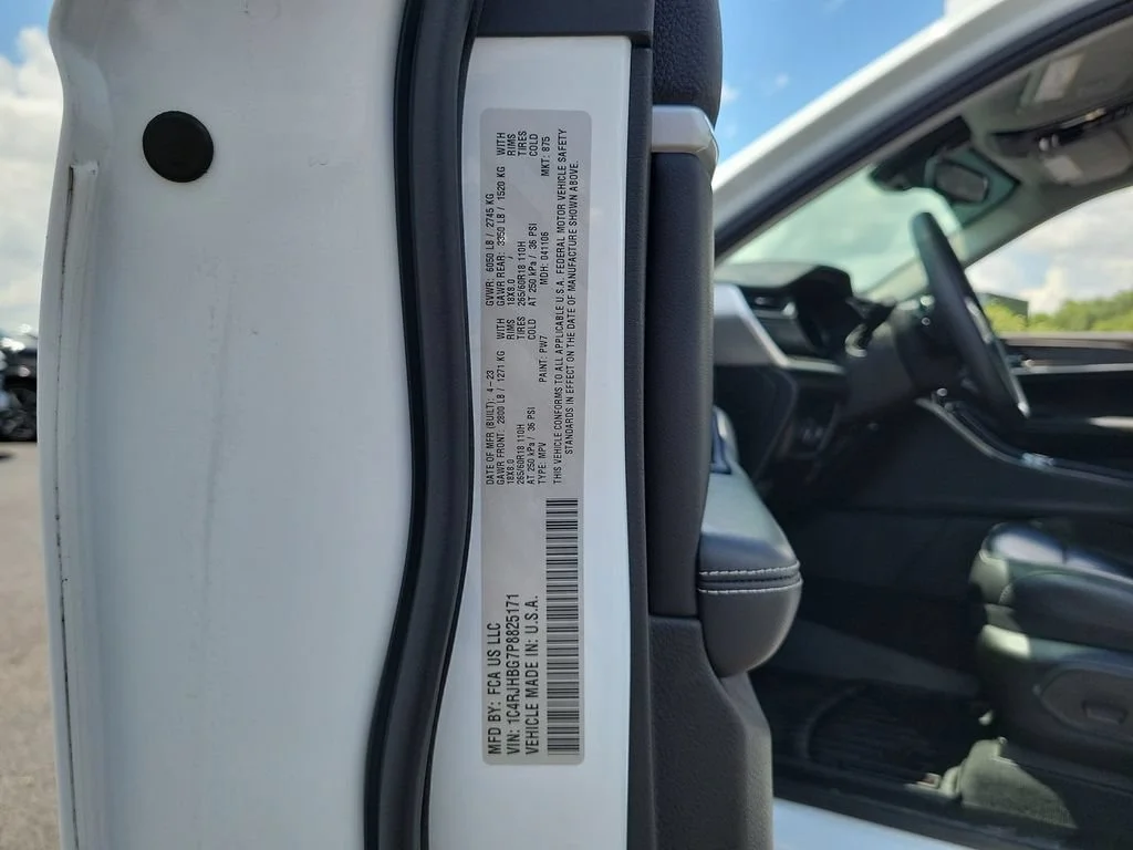 Used 2023 White Jeep Limited 4x4 image 35
