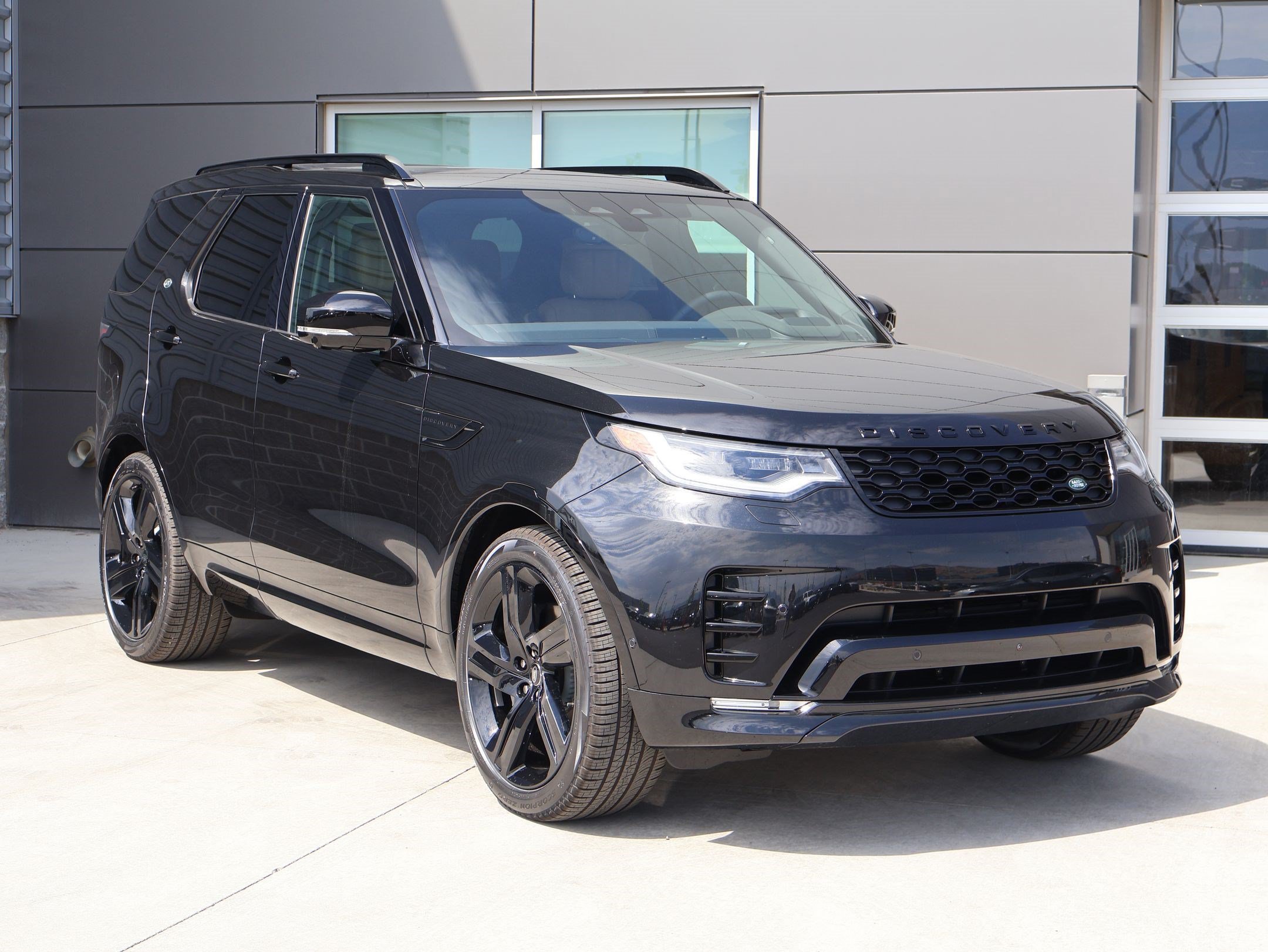 New 2026 Santorini Black LAND ROVER Dynamic SE image 3