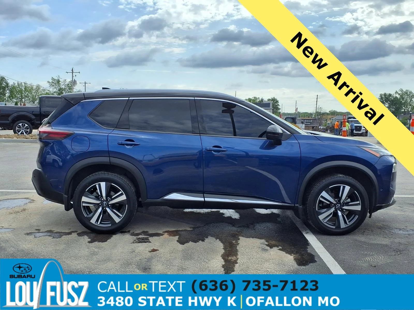 Used 2023 Caspian Blue Metallic/Super Black Nissan SL image 1