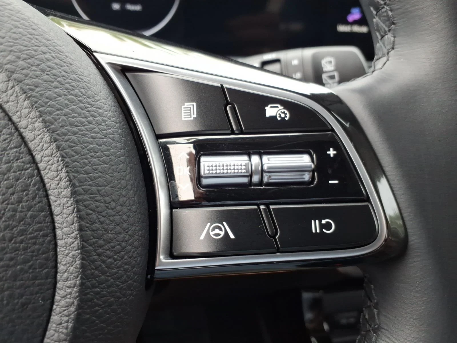 Used 2024 Clear White/Fusion Black Roof Kia S image 23