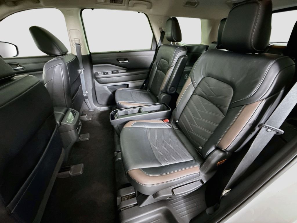 Used 2022 White Nissan Platinum image 24