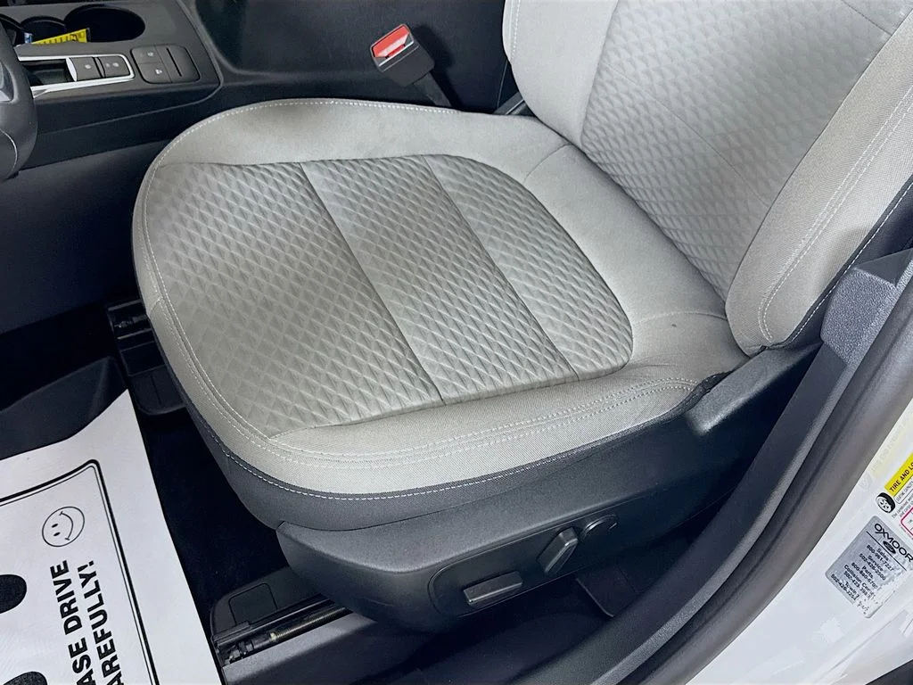Used 2022 Oxford White Ford SE image 21