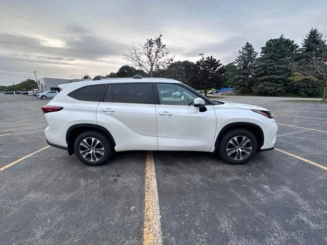 Used 2023 Off-white Toyota XLE image 2