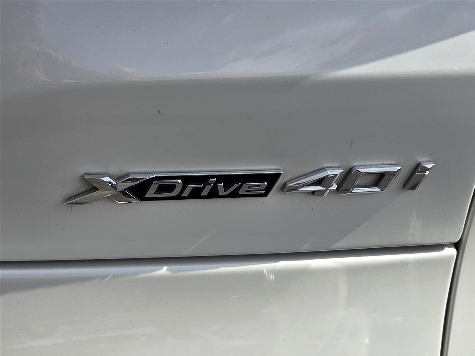 Used 2023 Mineral White Metallic BMW xDrive40i image 11