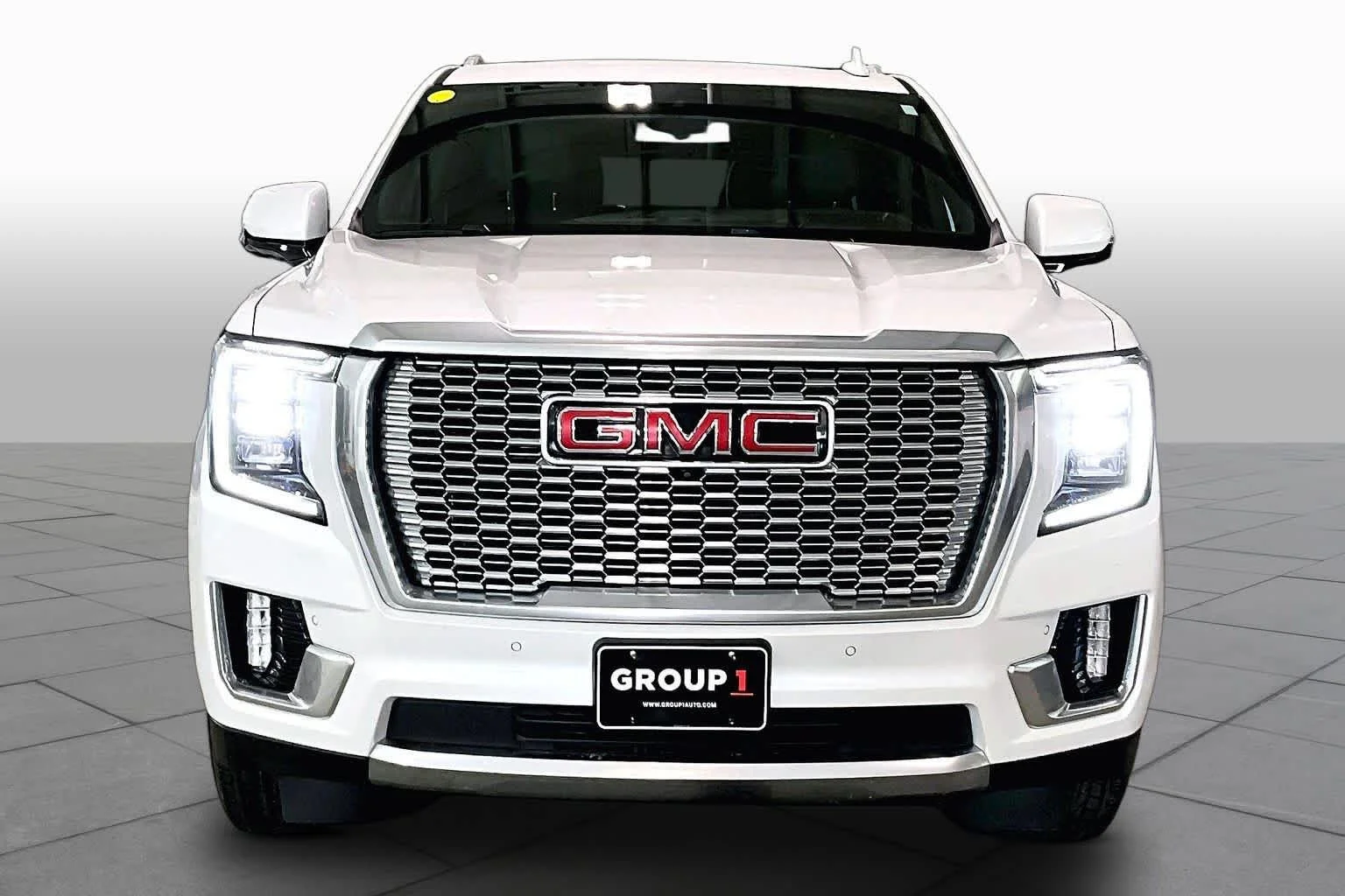Used 2024 White Frost Tricoat GMC Denali image 4