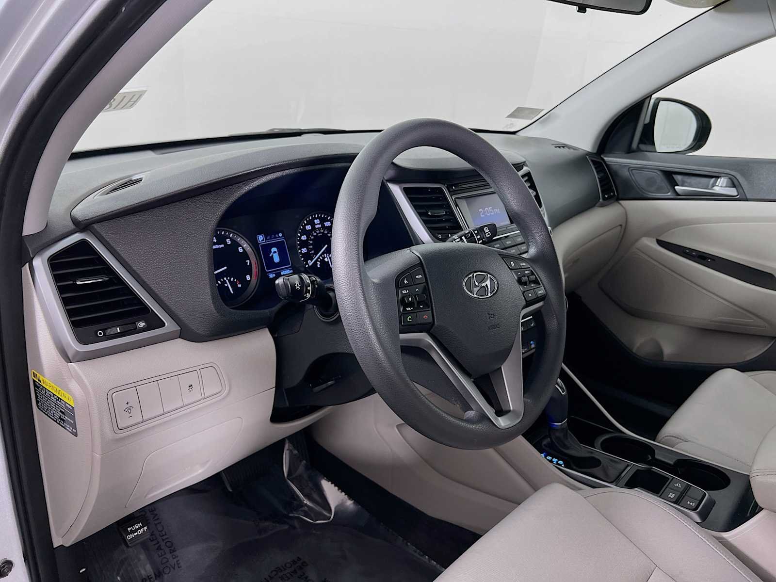 Used 2017 Molten Silver Hyundai SE image 9
