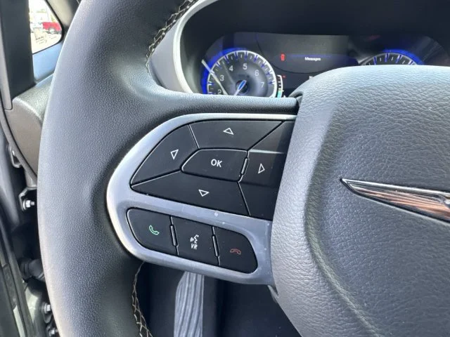 Used 2025 White Chrysler Select image 43