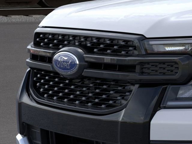 New 2025 Oxford White Ford XLT image 39
