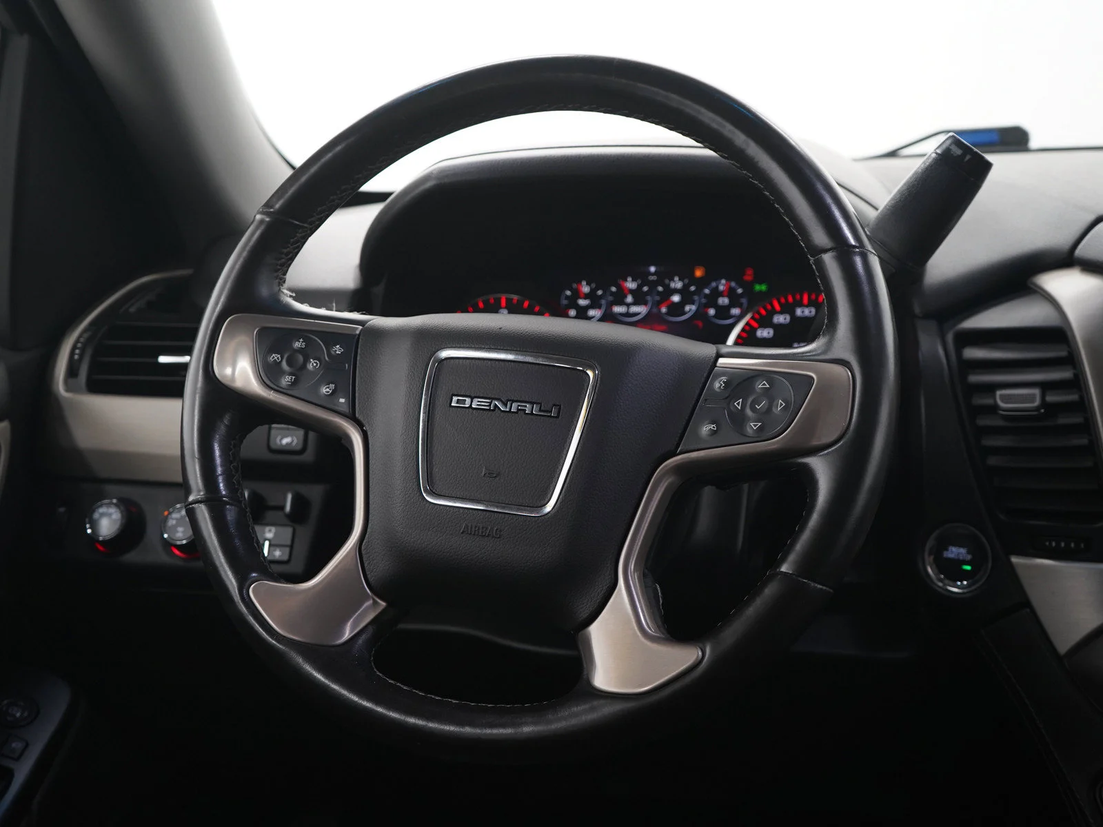 Used 2015 White GMC Denali image 19