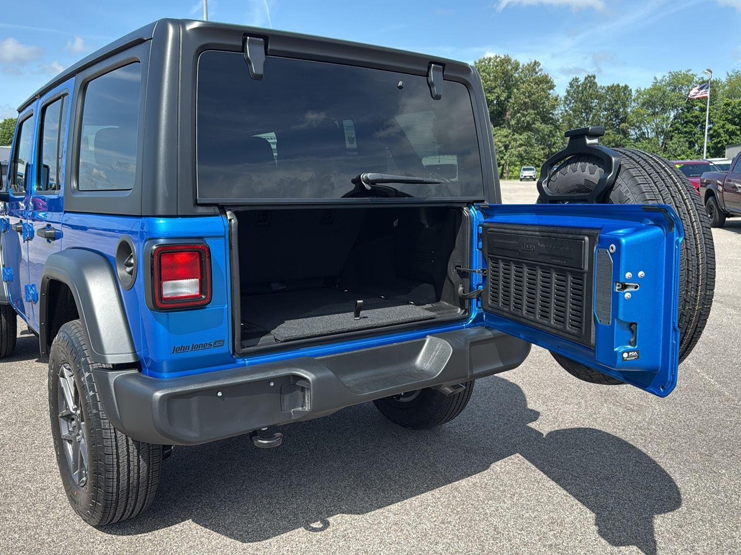 New 2026 Hydro Blue Pearl-Coat Exterior Paint Jeep Sport S image 10