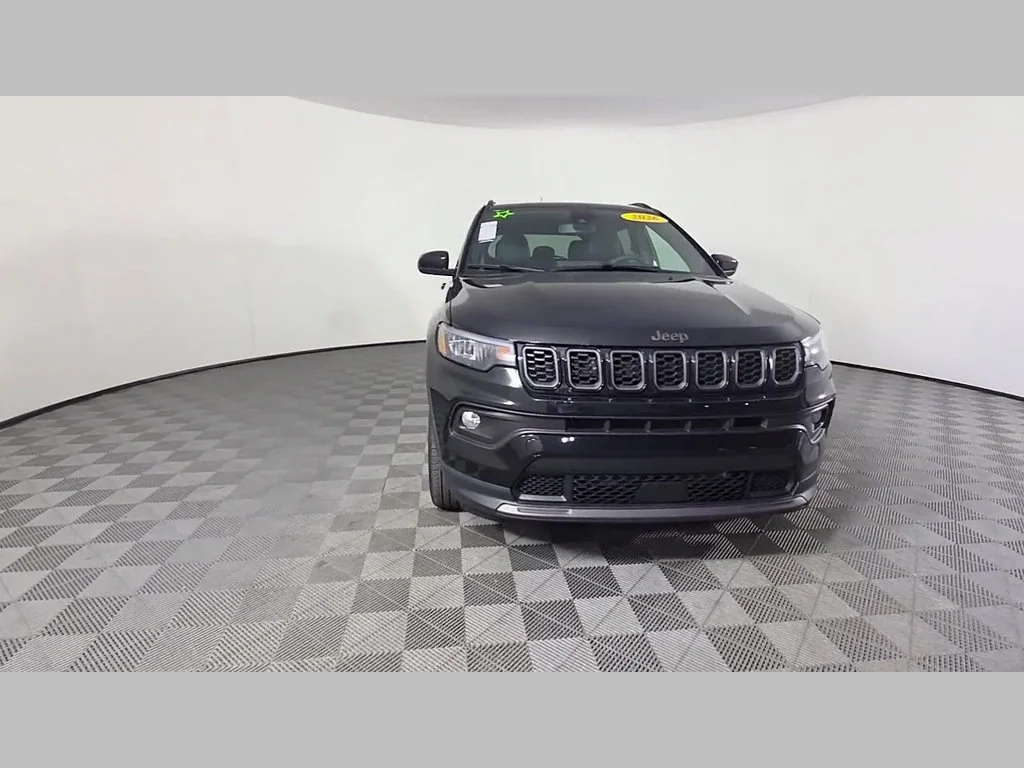 New 2026 Diamond Black Crystal Pearl-Coat Exterior Paint Jeep Latitude Altitude image 39