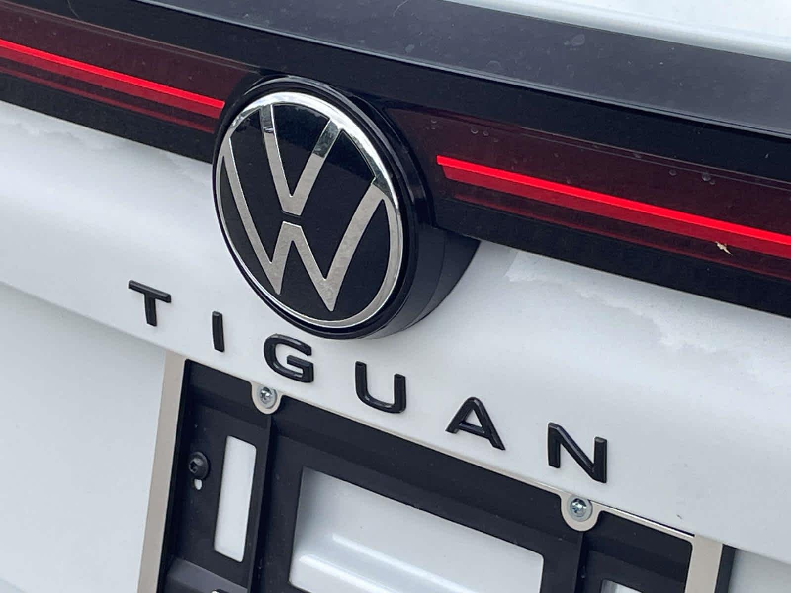 New 2026 0P0P/White Volkswagen SE R-Line Black image 20