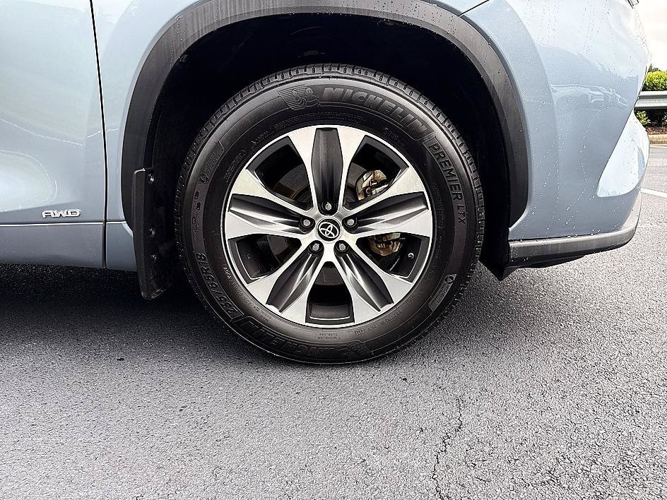Used 2020 Moon Dust Toyota Hybrid XLE image 8
