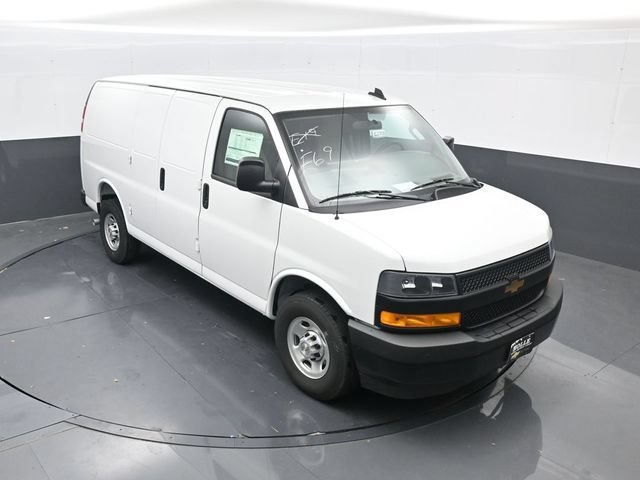New 2025 Summit White Chevrolet WT image 1