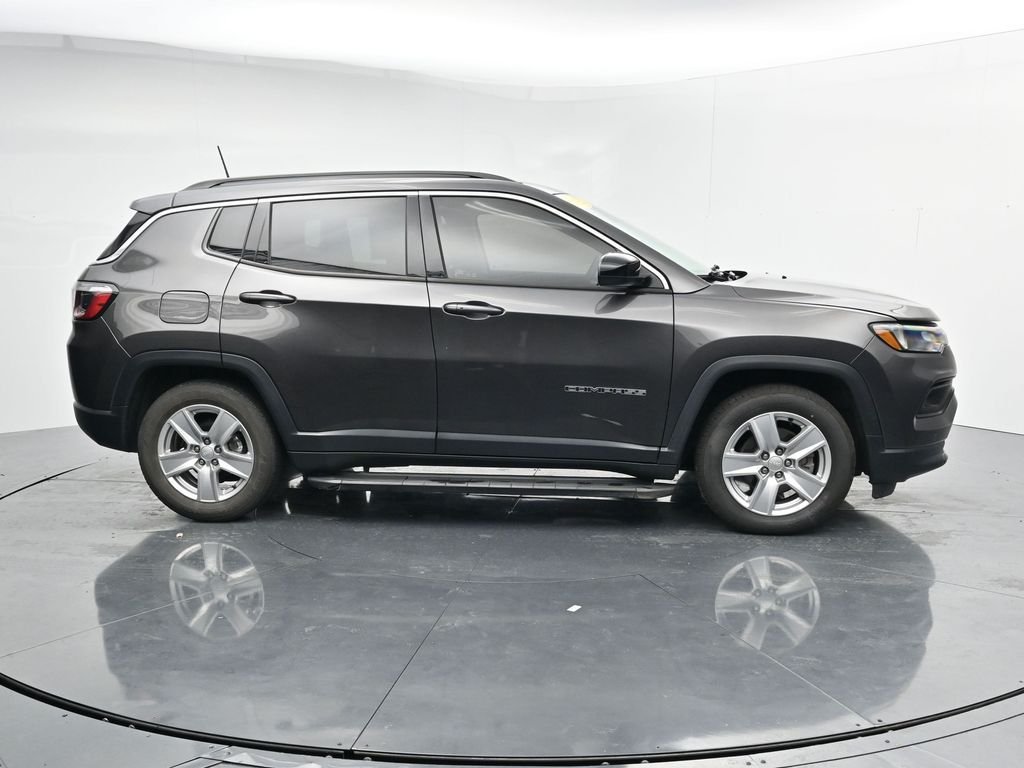 Used 2022 Gray Jeep Latitude image 9