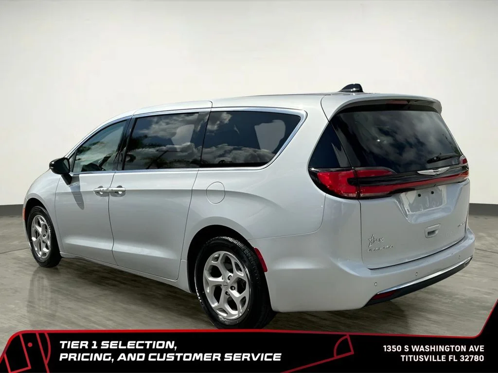 Used 2024 Silver Chrysler Limited image 3