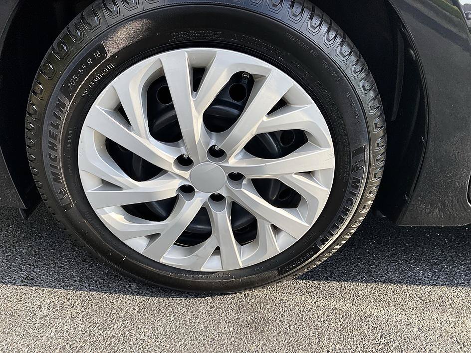 Used 2018 Black Sand Pearl Toyota LE image 9