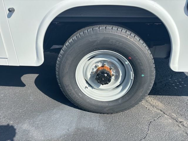 New 2026 Oxford White Ford E-350 SRW image 8