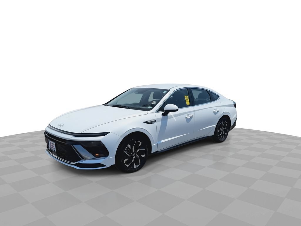 Used 2025 White Hyundai SEL image 4