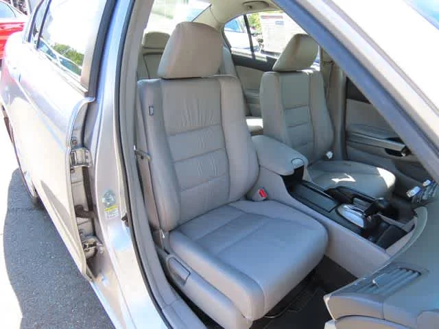 Used 2008 Alabaster Silver Metallic Honda  image 14