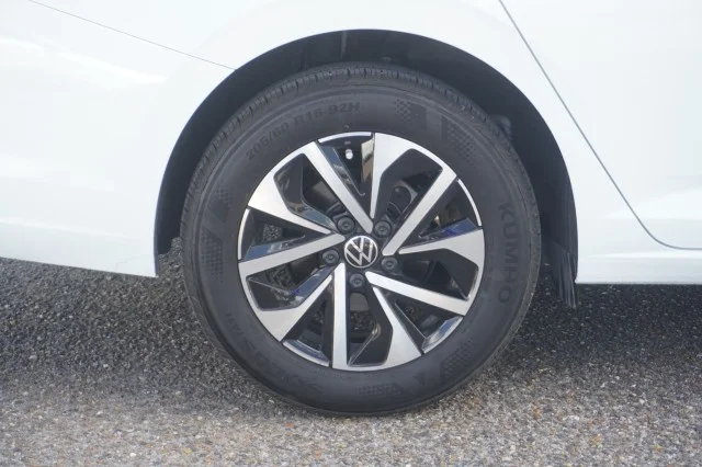 Used 2025  Volkswagen S image 6
