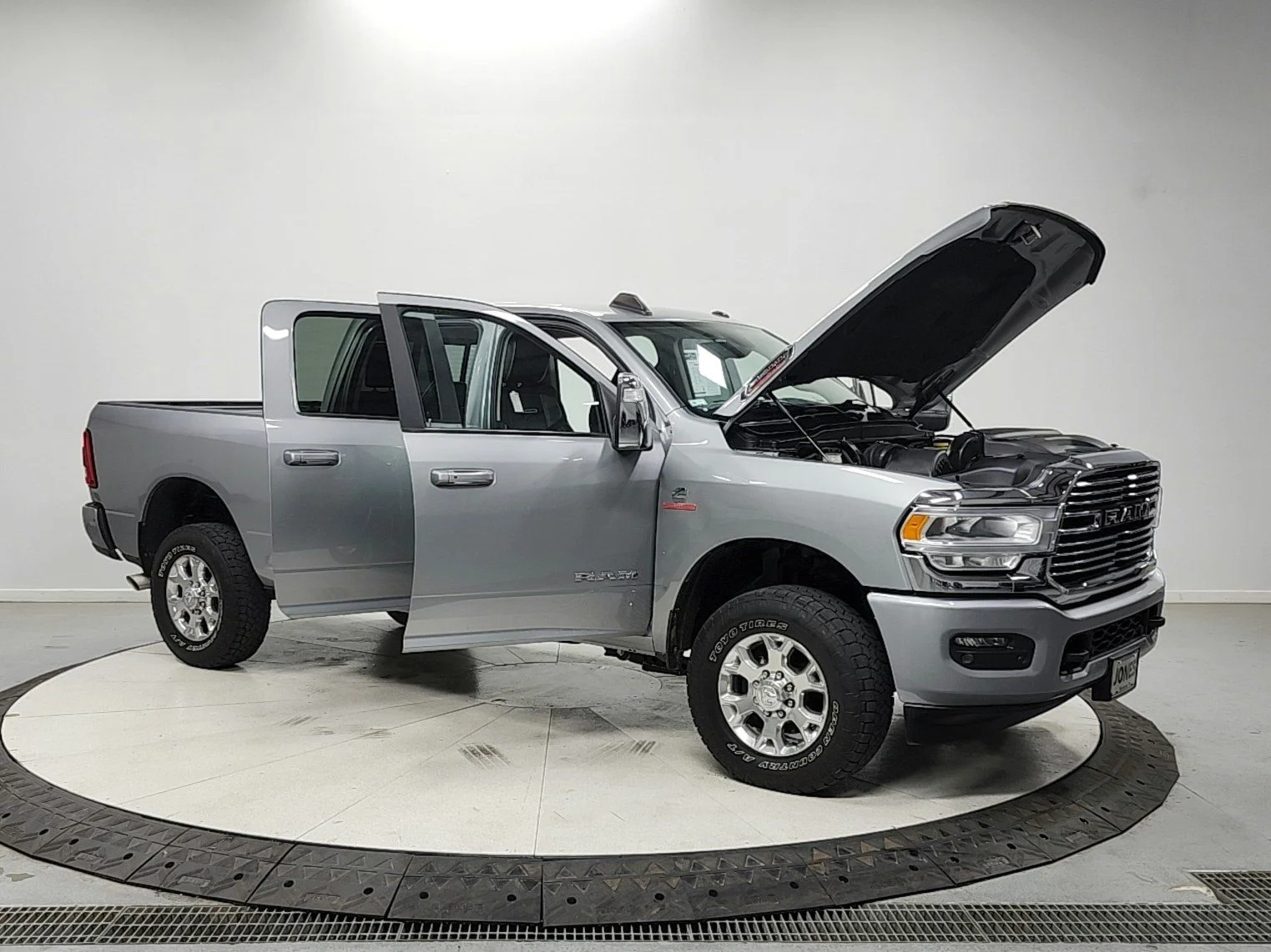 Used 2024 Silver Ram Laramie image 9