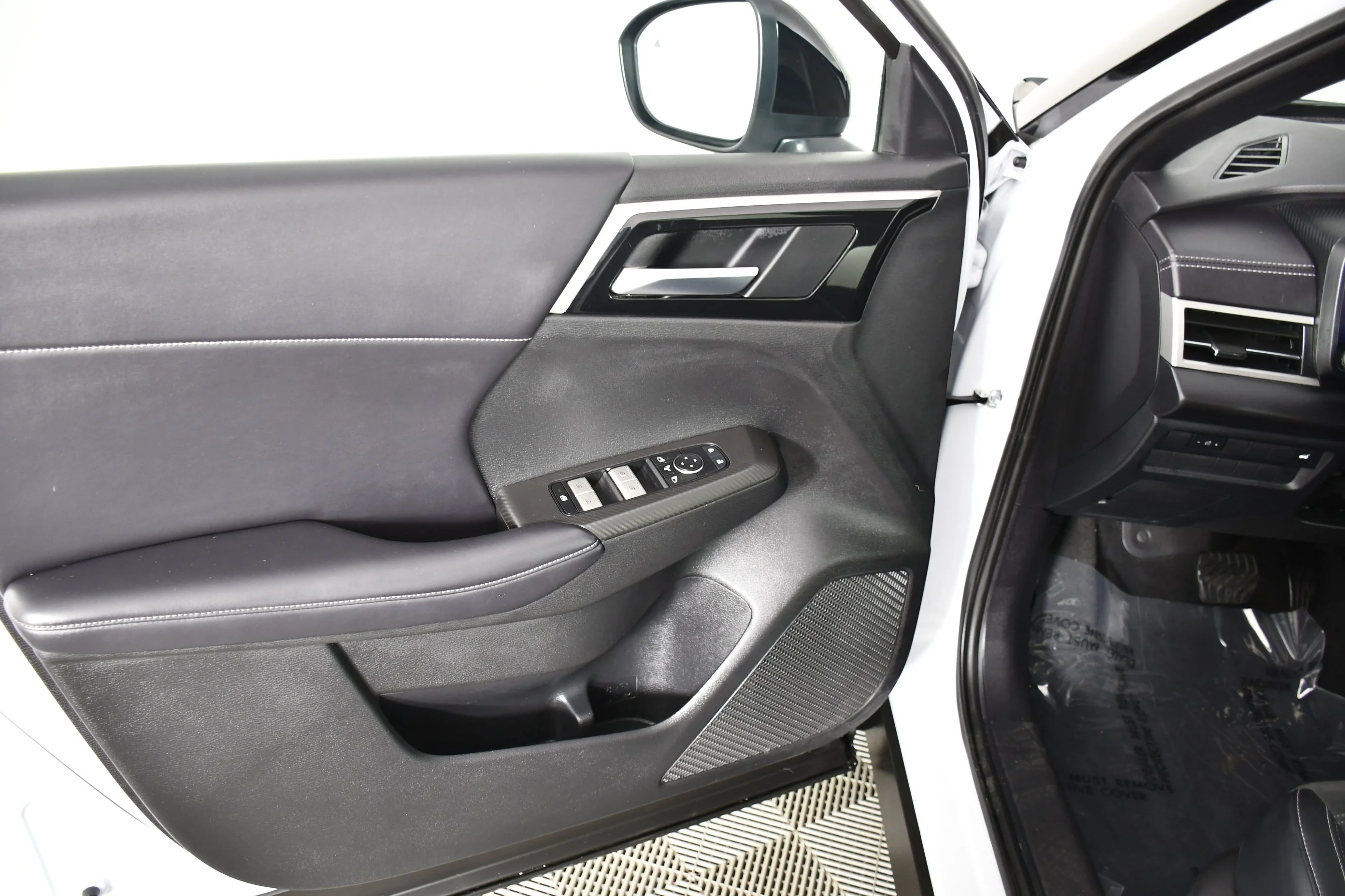 Certified Used 2024 White Diamond Mitsubishi SE Black Edition w/Pano Roof image 34