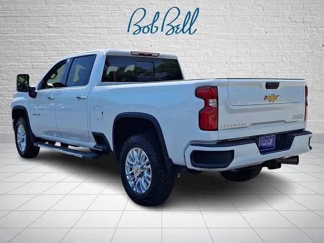 Used 2023 Iridescent Pearl Tricoat Chevrolet High Country image 4