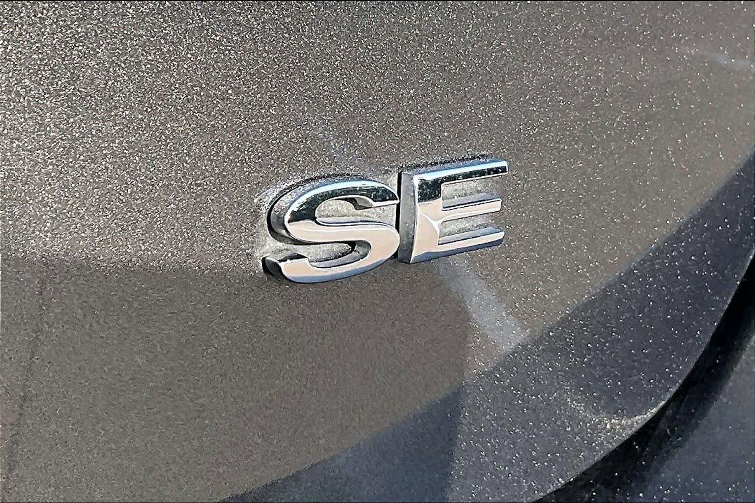 Used 2018 Magnetic Metallic Ford SE image 10