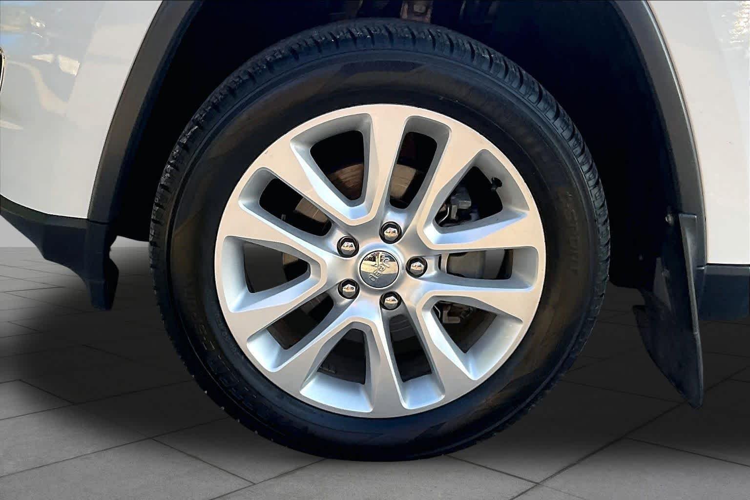 Used 2017 Bright White Clear Coat Jeep Limited image 10