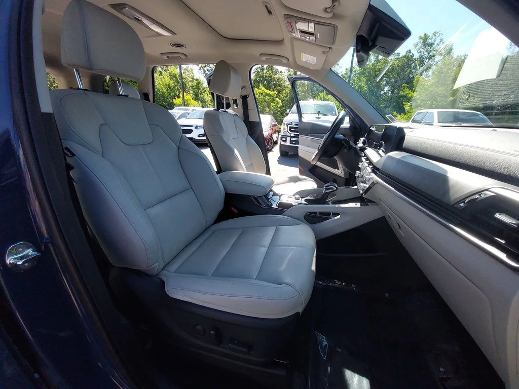 Used 2023 Black Kia EX image 10