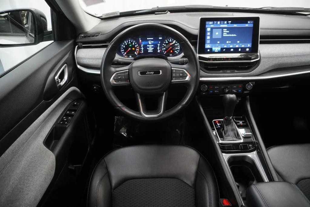 Certified Used 2022 Silver Jeep Latitude image 22