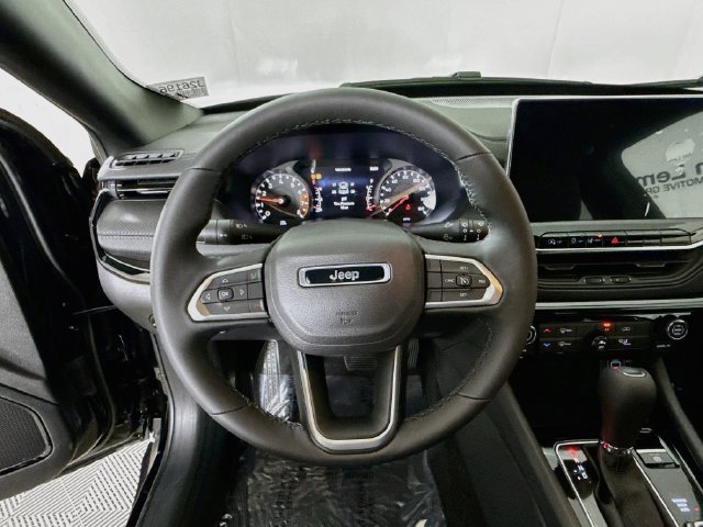 New 2026 Diamond Black Crystal Pearl-Coat Exterior Paint Jeep Latitude image 11