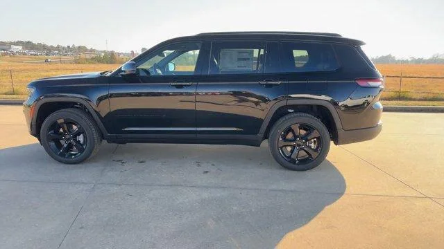 New 2025 Diamond Black Crystal Pearl-Coat Exterior Paint Jeep Altitude X image 18
