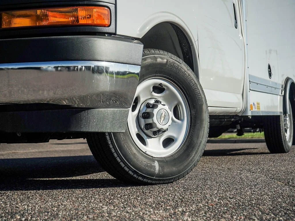 New 2026 Summit White Chevrolet 1WT image 5