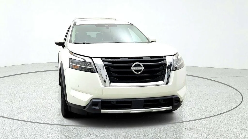 Used 2023 Pearl White Tricoat Nissan SL 4WD image 2