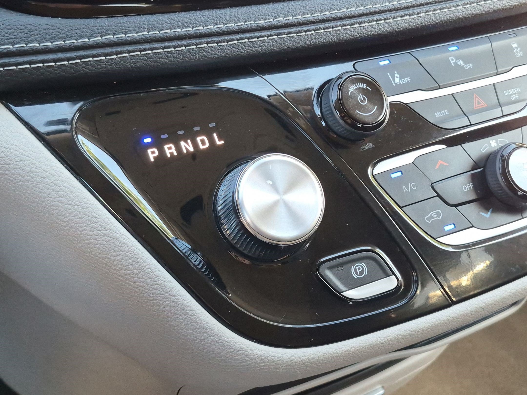 Certified Used 2024 Diamond Black Crystal Pearlcoat Chrysler Hybrid Select image 27