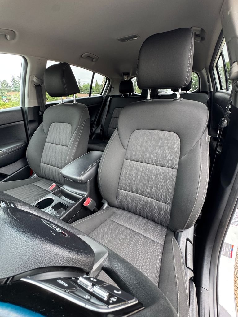 Used 2022 Snow White Pearl Kia LX image 31