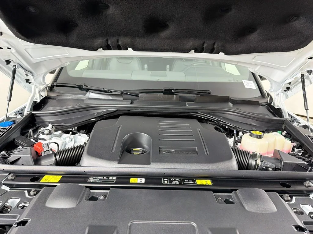 New 2026 Fuji White Land Rover SE image 32